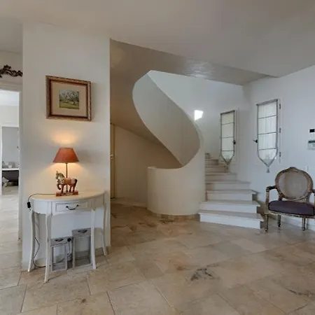 Sleeps 10 Pool Air Con Wifi